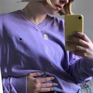  - Oversize pastellila sweater 💜 Knappt använd och i nyskick! Passar många storlekar beroende på hur oversize man vill att den ska vara. Jag är storlek small!  💜 Möts gärna upp i Stockholm men annars kan jag frakta för en liten kostnad 