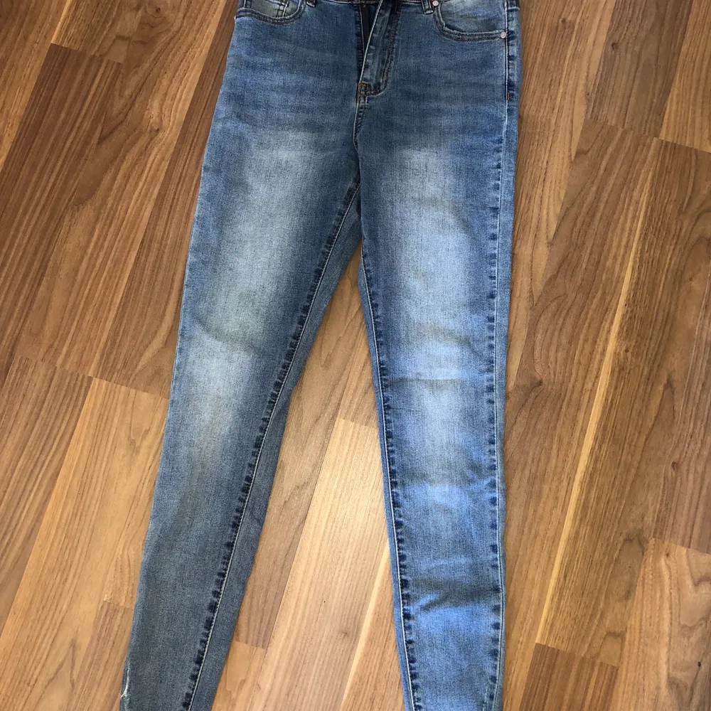 Blå jeans från missguided. Storlek 34. Aldrig använda och lappar finns kvar.. Jeans & Byxor.