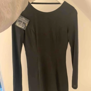  - Svart klänning med tyg som droppar i ryggen! Superfin och smickrande för kroppen. Öppen rygg då såklart💓