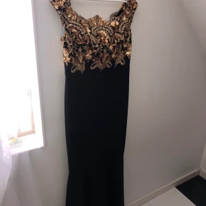 Festklänning  - Hej! Jag säljer nu min balklänning som jag tyvärr aldrig fick använda på gymnasiebalen. Därför är den aldrig använd. Storleken i klänningen är 42 men insydd efter mina mått så nu är den ca storlek 38. Den är en off shoulder design. Nypris: 1299kr