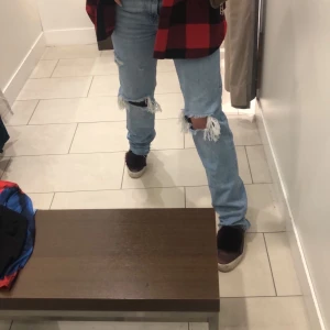 Slutsålda zara jeans - Funderar på att sälja dessa zara jeansen! Kom med bra bud❤️ har en slitning på sidan av jeansen men de ser bara ut som en snygg detalj! Helt slut sålda💕💕