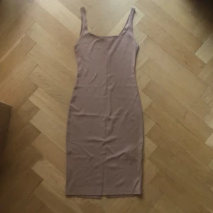 Klänning från Zara  - Beige klänning från Zara i jersey-tyg. 
