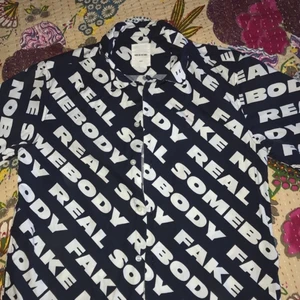 Skjorta - Säljer denna coola kortärmad skjorta från märket Wood Wood! använd fåtal gånger så i nytt skick!                       Skriv för frågor eller intresse🌟