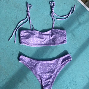 Bikini strl M - Säljer en oanvänd bikini från SHEIN som är i strl L men sitter mer som en M. Ilägg som är uttagbara. Skyddsplasten i underdelen är självklart kvar! (Säljer den pga råkade köpa två) köparen står för frakten 
