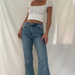 Zarablus - Vit liten blus från Zara i storlek S. Jag brukar gå i denna utan Bh, men den är lite åt den genomskinligare laget, så ens nipplar kan synas smått igenom. Annars, så fin asså. Frakten är inte inräknad🥰