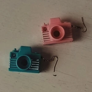 little camera earrings  - blue and pink mini camera earrings (handmade) 📷📸.                    Frakt:15kr                                                                                              DM if you're interested, DM om du är intresserad 💌