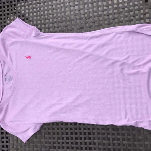 Ralphlauren t-shirt - Säljer denna fina tröja från Ralph Lauren. strl XL (i barn) vilket motsvarar ungefär xs/s. Jätte fint skick