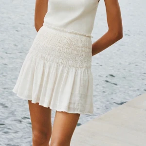 Minikjol - Skitfin och slutsåld kjol från Zara! Bara använd en gång så den är i väldigt fint skick!! Möts tyvärr inte upp så köparen står för frakten :) (bilderna är från Zaras hemsida)