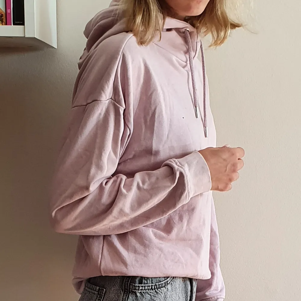 Skön hoodie från SOC. Rosa, storlek XS. Knappt använd! Kan mötas upp i Uppsala/Stockholm, alternativt skicka mot fraktkostnad.💕. Hoodies.