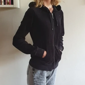 Tjocktröja, Cubus - Skön tjocktröja med dragkedja och luva från Cubus. Svart, storlek S. Kan mötas upp i Uppsala/Stockholm, alternativt skicka mot fraktkostnad.💜