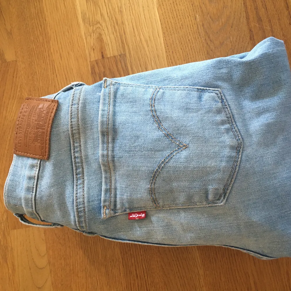 Skinny jeans från Levis i storlek 24.Sitter som en smäck på kroppen och rumpan🥰.Köpt för 1300 på Carlings.Köparen står för frakt 🧚🏽. Farkut & Housut.