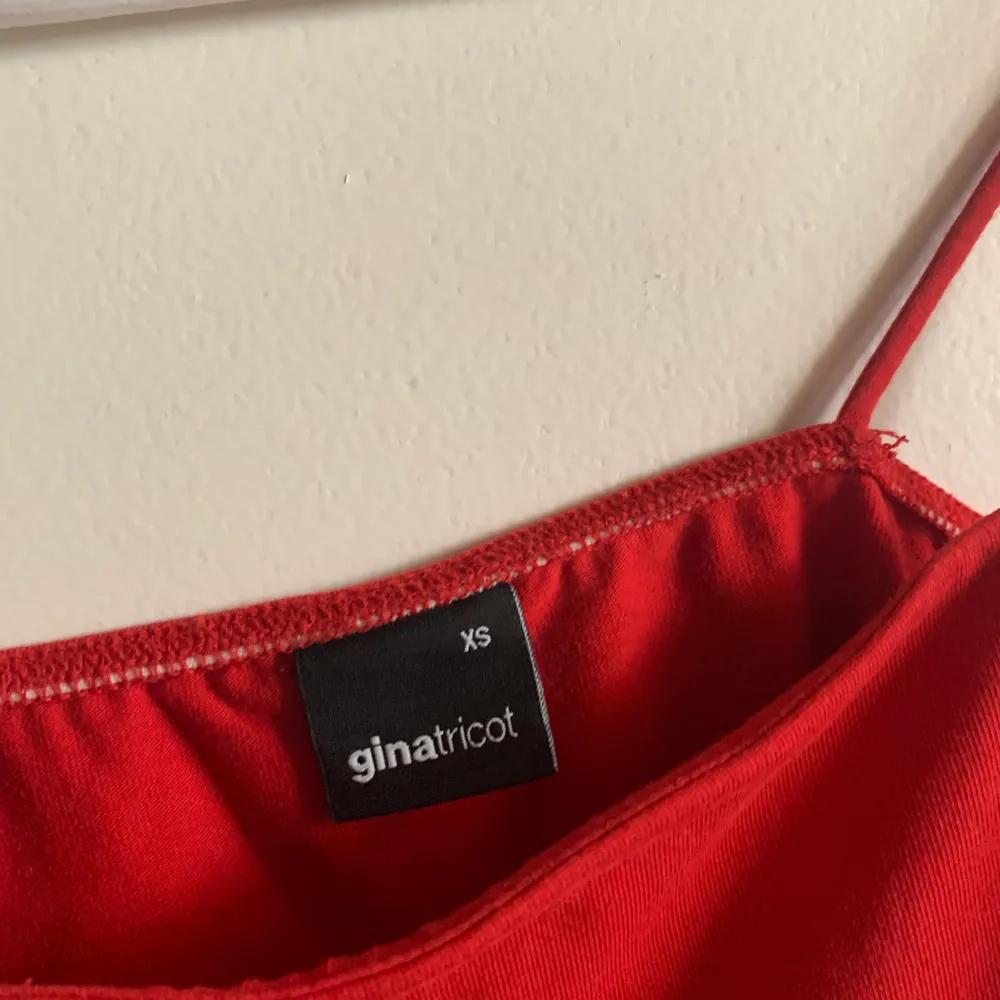 Ett rött linne från Gina tricot i bra skick, använt max 5 gånger! Säljer pågrund av för litet för mig. Toppar.