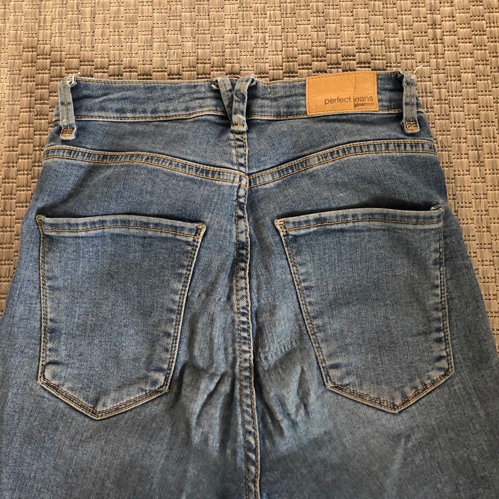 (GRATIS FRAKT) Supersnygga jeans från Gina Tricot! Använda en hel del, därav slitningarna på rumpan, men ingenting som syns när man har på sig de :) jag är ca 152 cm och de sitter perfekt i längden på mig. . Jeans & Byxor.