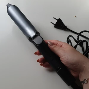 Pro big locktång  - 38 mm bred cylinder, redo att användas på bara 30 sekunder och har 8 olika temperaturlägen.  Köpt för 400kr på lyko.se  använd 2-3 ggr.