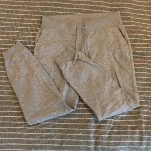 Gråa mjukisbyxor, strl L - Mjukisbyxor från Gina tricot köpta i år och använda fåtal gånger. Mycket bra skick och god passform. 