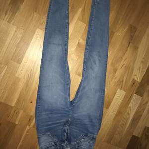 Ljusa jeans från lager 157 med mycket stretch. Använda en gång
