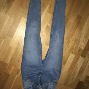 Ljusa stretch jeans i strlk M - Ljusa jeans från lager 157 med mycket stretch. Använda en gång