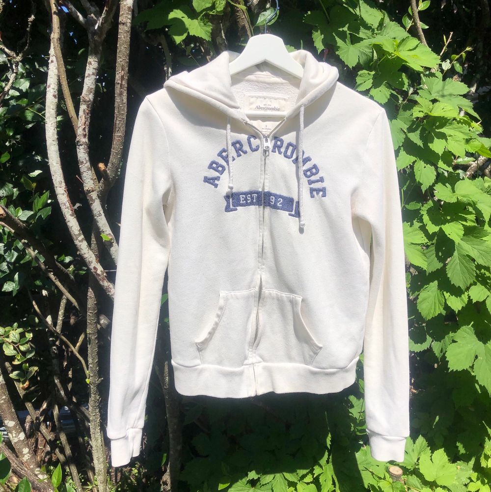 Abercrombie & Fitch hoodie i st. S. Jättefin och perfekt till sommaren. Väl använd men i fint skick, lite nopprig men inget farligt! Nypris: ca 400-500kr jag säljer för 80 sen + frakt 66kr🤍. Huvtröjor & Träningströjor.