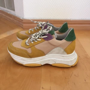 Steve Madden sneakers i strl 36 - Steve Madden sneakers i strl 36. Sparsamt använda i härliga färger. Skickas mot frakt.