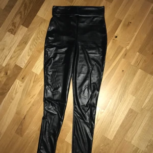 Fake lädertights i strlk m - Oanvända tights med läderlook från nelly