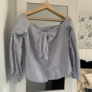 Blus  - Blus ifrån tessie knappt använd 