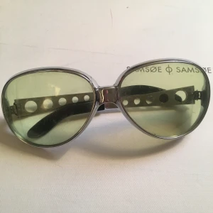 Vintage solglasögon  - Retro solglasögon med grönt glas!  Köparen betalar frakt på 45kr! 🕺