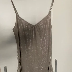 Linne - Lite glittrigt linne. Använd, men i ok skick.