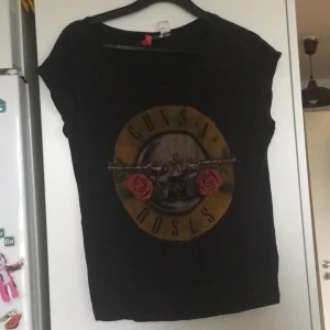 Guns’n’roses t-shirt  - Står att den ska vara i stl 42 men sitter bra på de som har stl 38 också. 