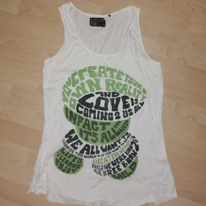 Coolt linne💖 - Ett Jätte coolt ganska tunt linne💖 står XL men kan bäras från S till XL beroende på hur man vill att det ska sitta💖