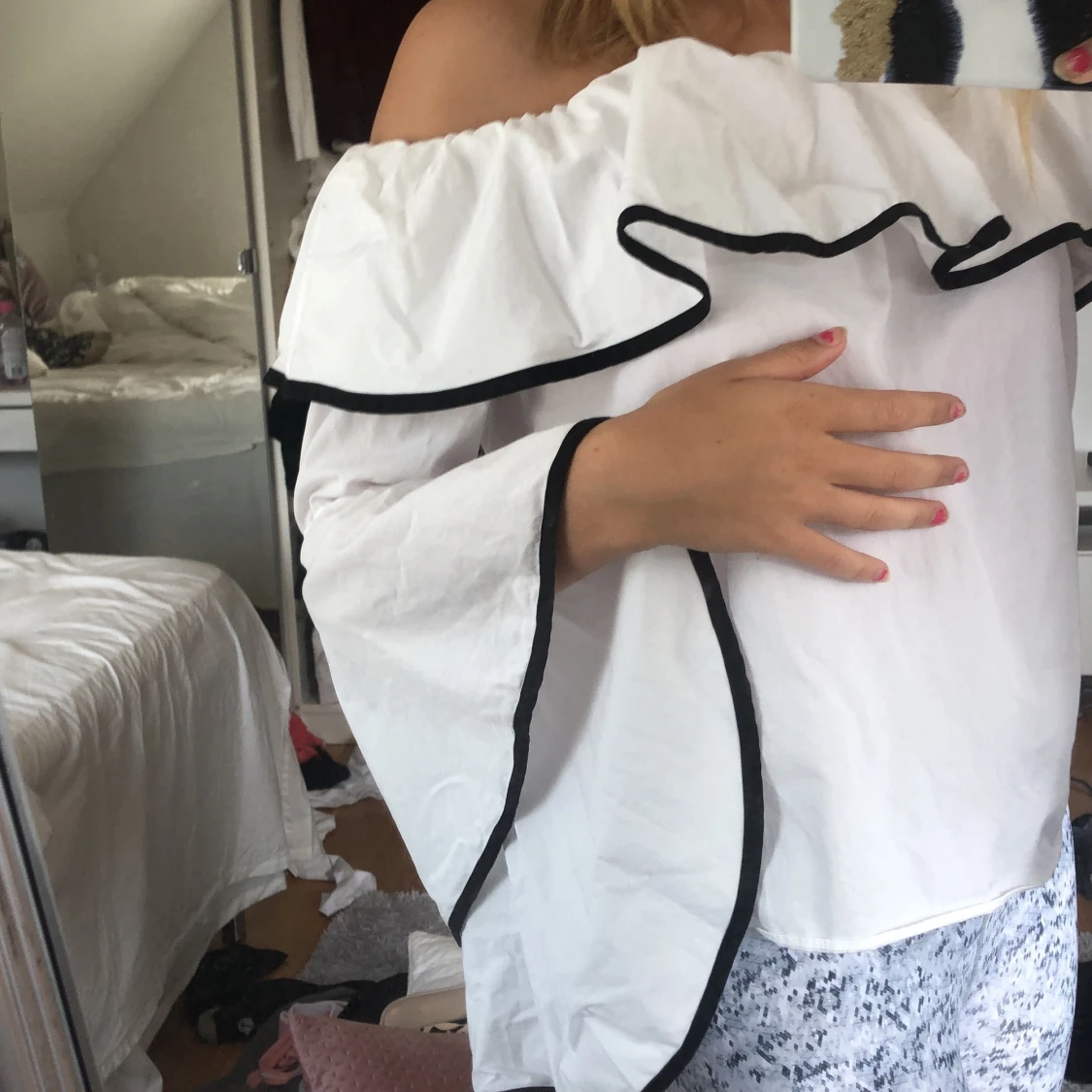 Vit blus med svarta detaljer i xs - 91