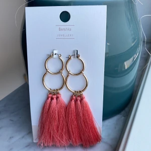 Örhängen - Superfina örhängen från Bershka som aldrig är använda. Kan mötas upp i Malmö annars kostar frakten 22kr🥰 