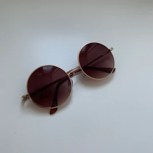 solglasögon  - runda solglasögon som aldrig är använda! bra skick, köparen står för frakten💕🦋