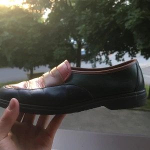 Fina vintage skor i fake läder - Finfina skol i amerikanska storlek 6,5 (eu 37). Frakt tillkommer.  Kan mötas upp i innerstan