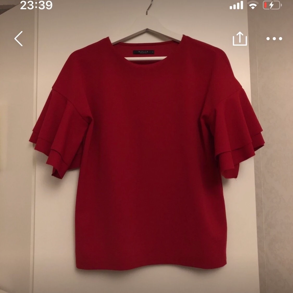 Blus med volangärm