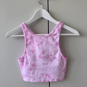 Tie dye färgat linne 3 - Ett supersnyggt tie-dye färgat linne i en croppad modell. Har aldrig använt så det är nyskick. Frakt tillkommer på 22kr. Eftersom dessa linnen är väldigt populära och många vill köpa är det viktigt att man kan swisha direkt! :) köp nu - jag postar ikväll!