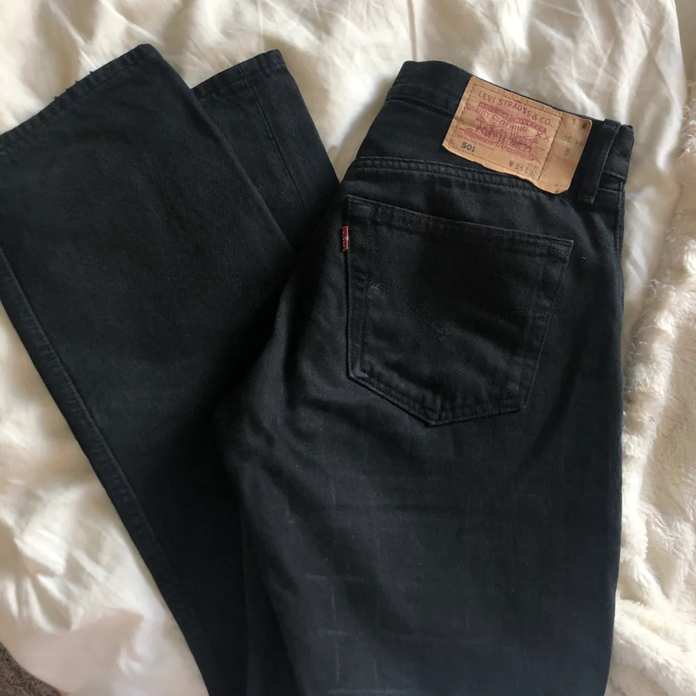 Svarta Levis 501 jeans som är raka i modellen! De är i bra skick och säljer på grund av att de är för små för mig🥺 Det står fel storlek för midjan på lappen och skulle säga att de är i storlek W26 då jag har jämfört med ett annat par💕. Jeans & Byxor.