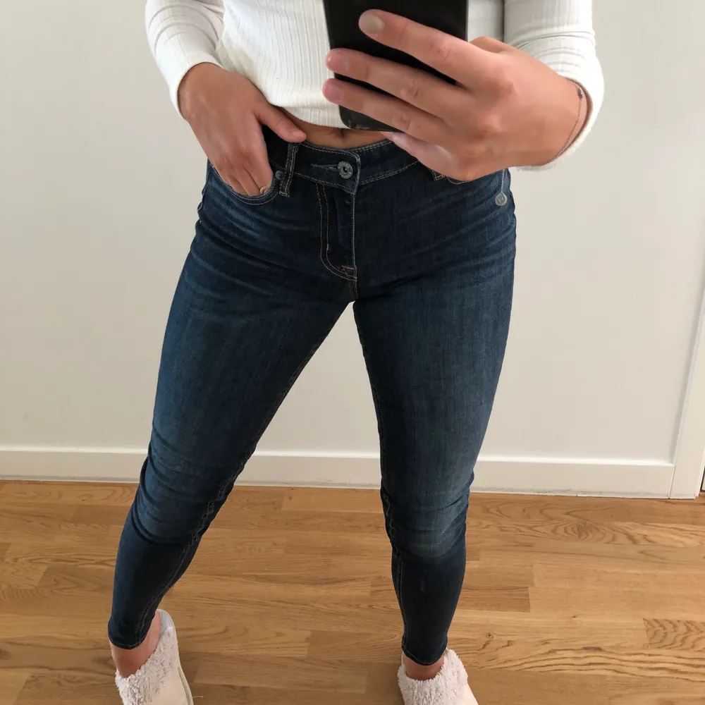 Zed super skinny jeans från crocker, sparsamt använda. Waist: 27 Length: 32, passar mig som är 160 cm/xs/small. 90 kr + frakt! . Jeans & Byxor.