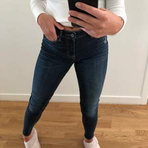 Zed super skinny jeans från crocker, sparsamt använda. Waist: 27 Length: 32, passar mig som är 160 cm/xs/small. 90 kr + frakt! 