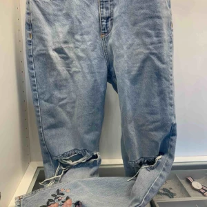  - Frakt:50kr Jeans från nakd med blommor och slitningar vid knäna 