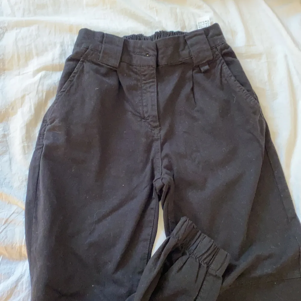 riktigt snygga byxor med kedja från Bershka! I storlek 32 men skulle passa 34 också! dom har aldrig används då det inte är min stil. . Jeans & Byxor.