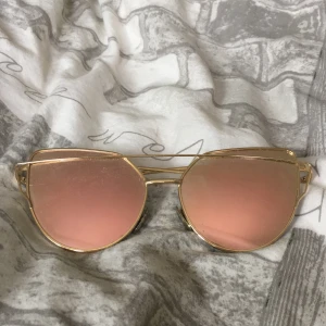 Solglasögon  - Rosé, guldiga solglasögon, använda fåtal gånger (inga repor). Nypris 300kr. Frakten är inräknat i priset
