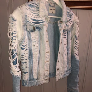 Lexxury  - Jätte fin jacka, använt fåtal gånger då den va för liten för mig smak. Köpt i Stockholm. Köparen står för frakt eller så kan man mötas upp i Sundsvall/Timrå. !!!Kan gå ner i pris!!!