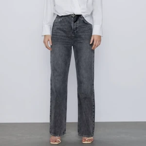 Zara jeans - Helt perfekta grå jeans från Zara i storlek 36. De passar till precis allt😍