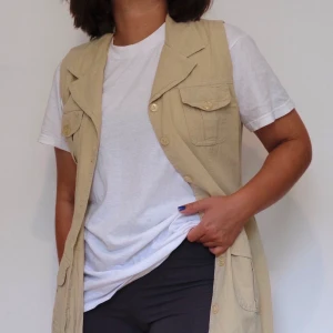 Thriftad klänning från Berlin🤑🤑 - Går att använda öppen/stängd!! Second hand från Berlin. Skulle säga storlek S-M! Jag är 160 cm 🥰 frakt på 59kr eller mötas upp i Malmö. 100% bomull 