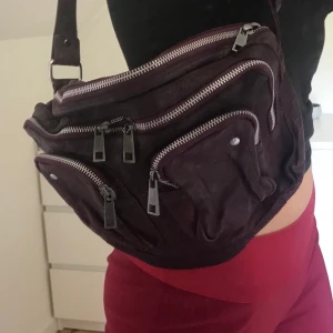 Nunoo väska - En Nunoo väska i världens snyggaste färg!! Tyvärr har jag inte använt den på väldigt länge så någon annan får säkert mer glädje av den🥰