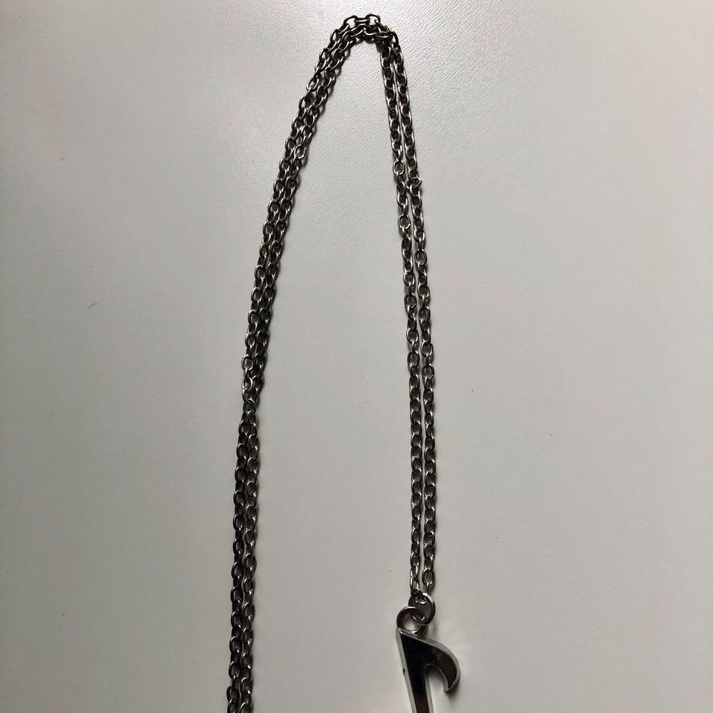 Halsband med en not. Perfekt för dig som älskar musik🖤 Halsbandet hänger ca 25 cm + noten som är 2 cm. Köparen står för frakten (11 kr). . Accessoarer.