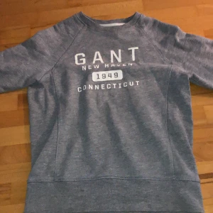 Gant tröja storlek:S - Gant tröja som kostar omkring 700 kr. Säljer pågrund av att den är för liten för mig. Storlek:S haft den i några månader. Säljer den för 300 kr pris kan sänkas. Jag fraktar inte jag kan mötas upp någonstans i Stockholm 