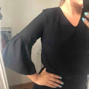  - Blus från Ginatricot som är i nyskick. Passar 36 också! Frakt tillkommer😁