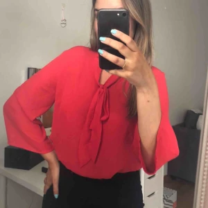  - Fin blus från Ginatricot som är sparsamt använd. Passar 36 också. Köparen står för frakten☺️