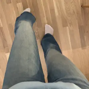 Ett par snygga ljusblåa bootcut jeans från Crocker i modellen Pow flare, storlek 23/32. Kan mötas upp i centrala Stockholm. Köparen står för fraktkostnad. Kom gärna med andra bud!